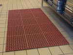 Andersen [304] Comfort Mate™ Wet/Oily Area Anti-Fatigue Flow-Through Floor Mat - Red - 7/8" Thickness AM-304
